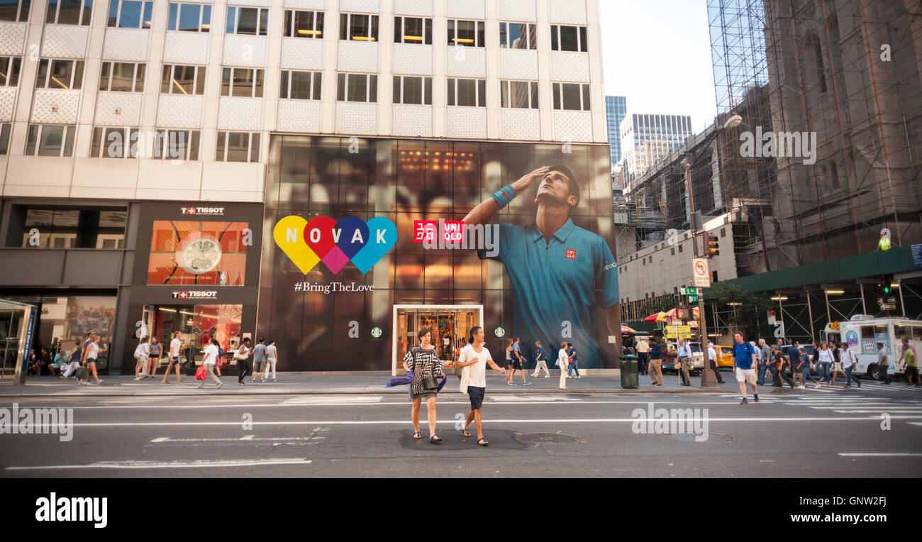 La boutique Uniqlo sur la Cinquième Avenue à New York est décorée avec une fresque feating tête de Novak Djokovic, joueur de tennis vu le Lundi, août 29, 2016. La 4 commence aujourd'hui à Queens et Uniqlo sponsors Djokovic. (© Richard B. Levine) Banque D'Images