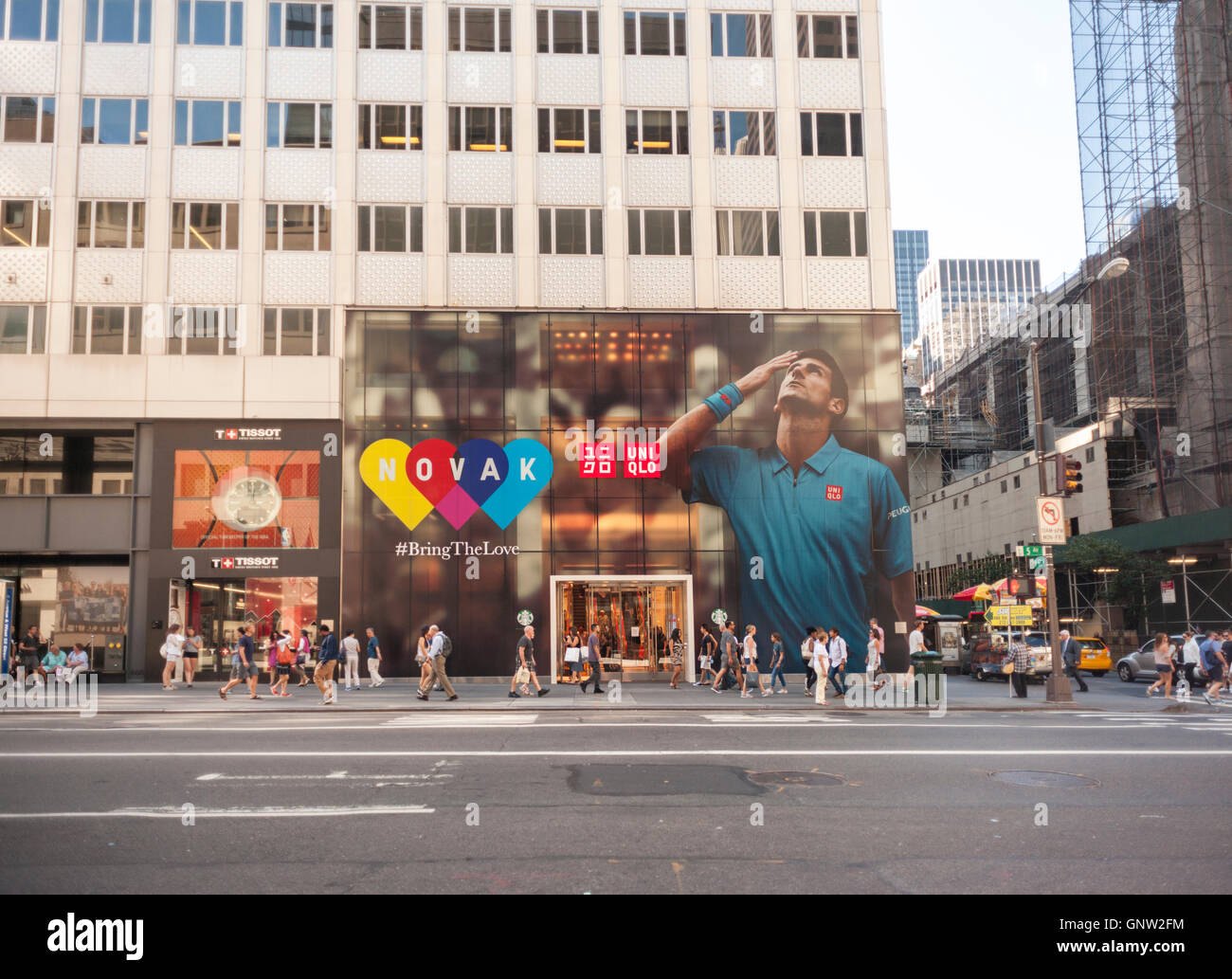 La boutique Uniqlo sur la Cinquième Avenue à New York est décorée avec une fresque feating tête de Novak Djokovic, joueur de tennis vu le Lundi, août 29, 2016. La 4 commence aujourd'hui à Queens et Uniqlo sponsors Djokovic. (© Richard B. Levine) Banque D'Images
