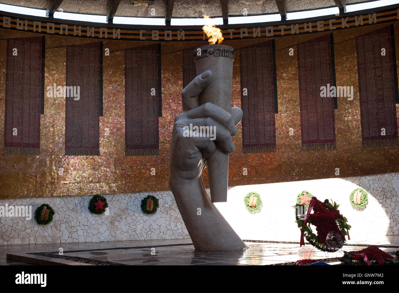 Volgograd, Russie. Vue de la salle de garde d'honneur et de la gloire militaire la flamme éternelle dans l'histoire-mémoire Banque D'Images