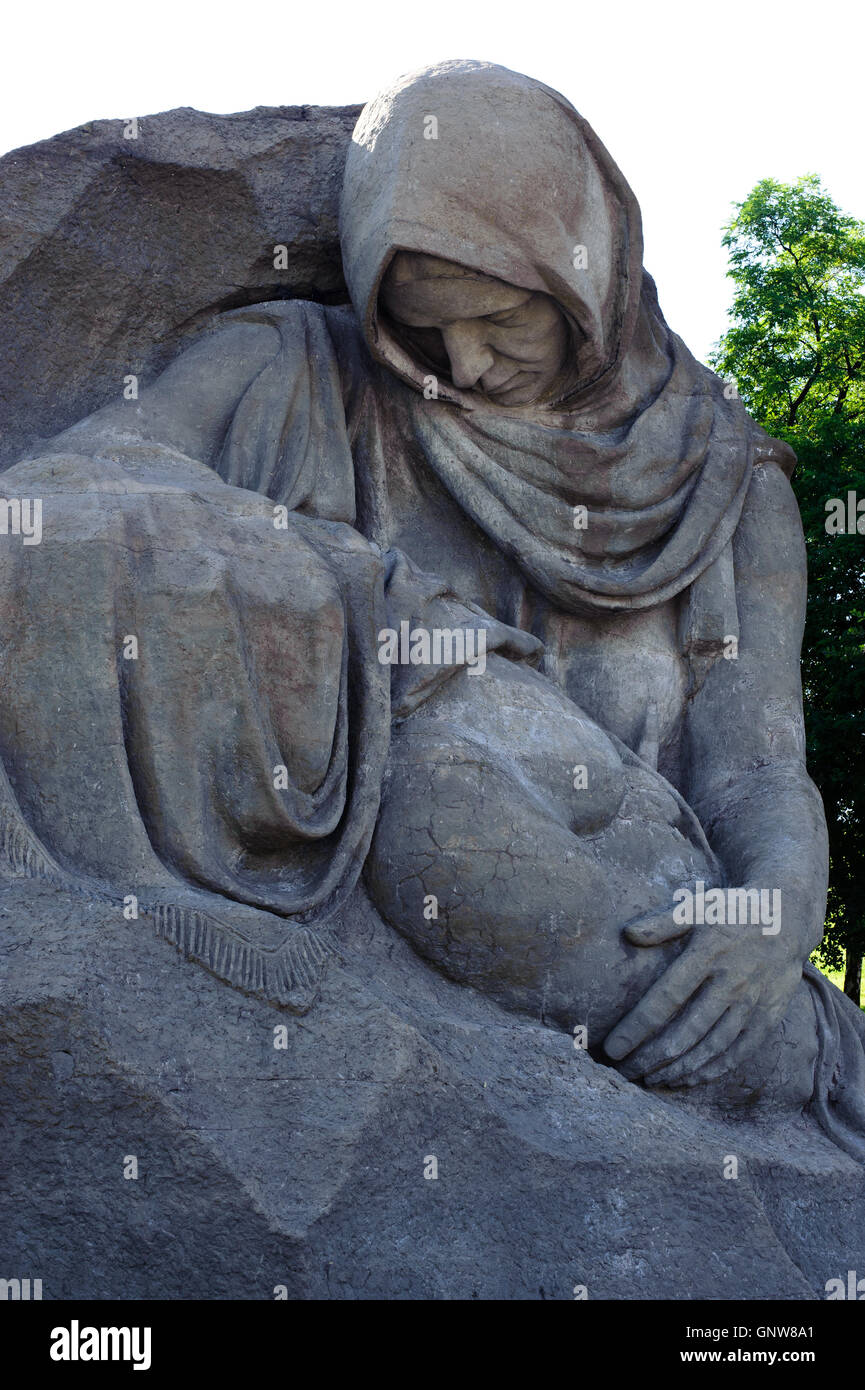 Volgograd, Russie. Une figure d'une mère douloureuse. Sa figure est replié sur son fils mort tombé dans la lutte. Banque D'Images
