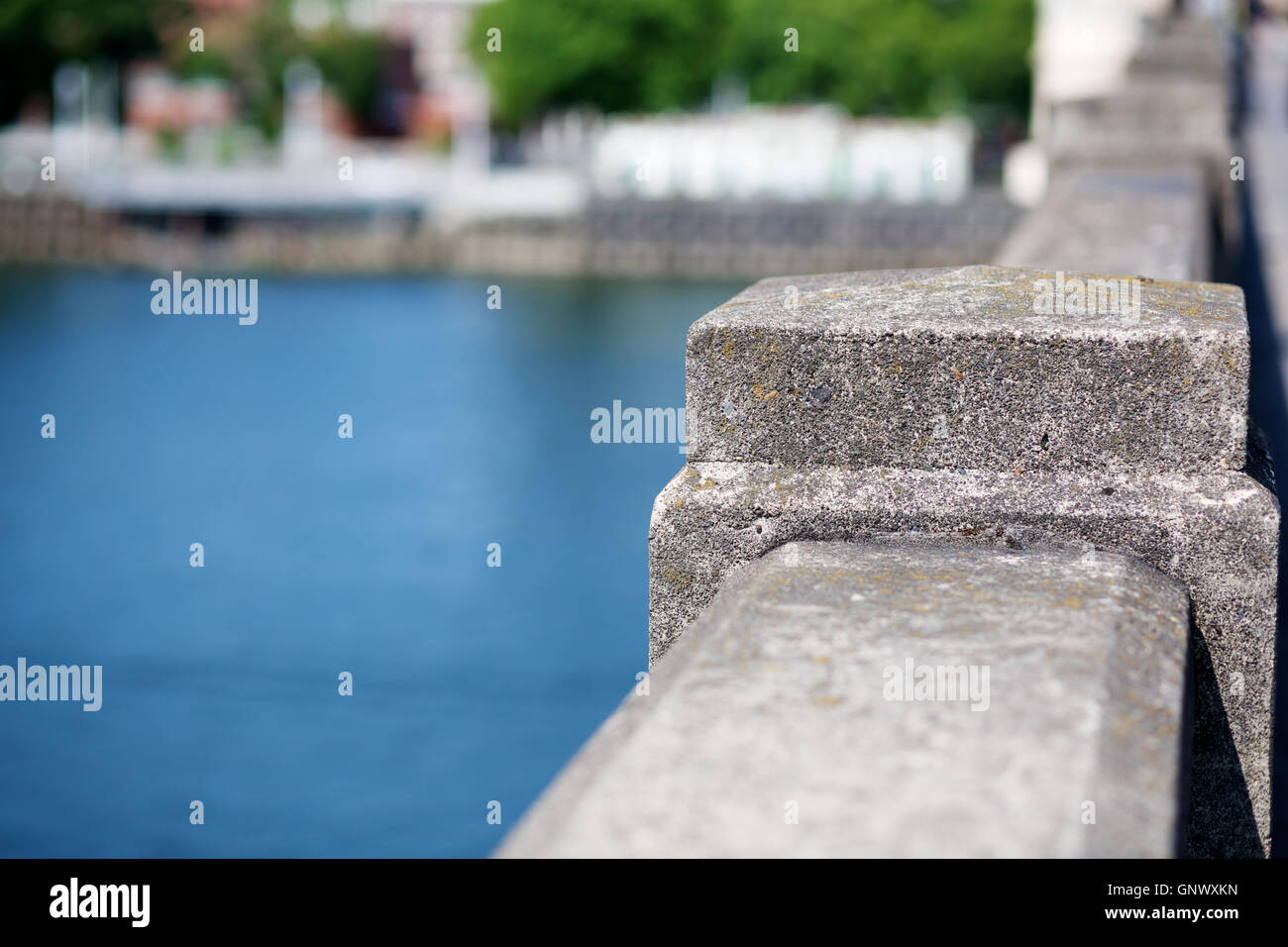 Garde-corps de pont en béton dof étroit Photo Stock - Alamy