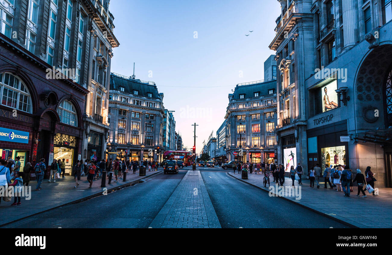 Oxford Street scene vue du centre de réservation, Londres, Angleterre, Royaume-Uni. Banque D'Images