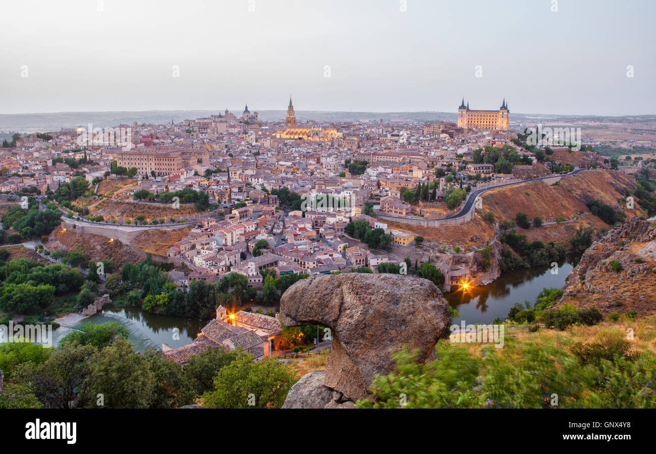Vieille ville paysage urbain avec l'Alcazar et tage au crépuscule, Tolède, Espagne Banque D'Images