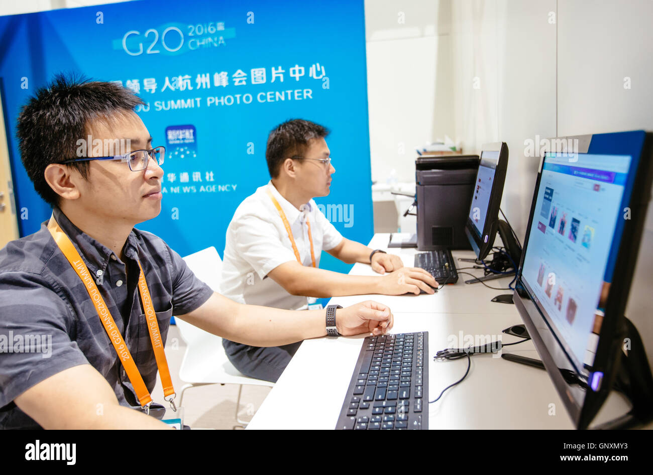 Hangzhou, Chine, Province de Zhejiang. Du 1er septembre 2016. Les membres du personnel des médias travaillent à l'intérieur du centre photo Centre des médias du 11e sommet du G20 à Hangzhou, capitale de la Chine de l'est la province du Zhejiang, le 1 septembre 2016. Le Centre des médias de la 11e Sommet du G20 a été officiellement mis en service le jeudi. Credit : Zhang Cheng/Xinhua/Alamy Live News Banque D'Images