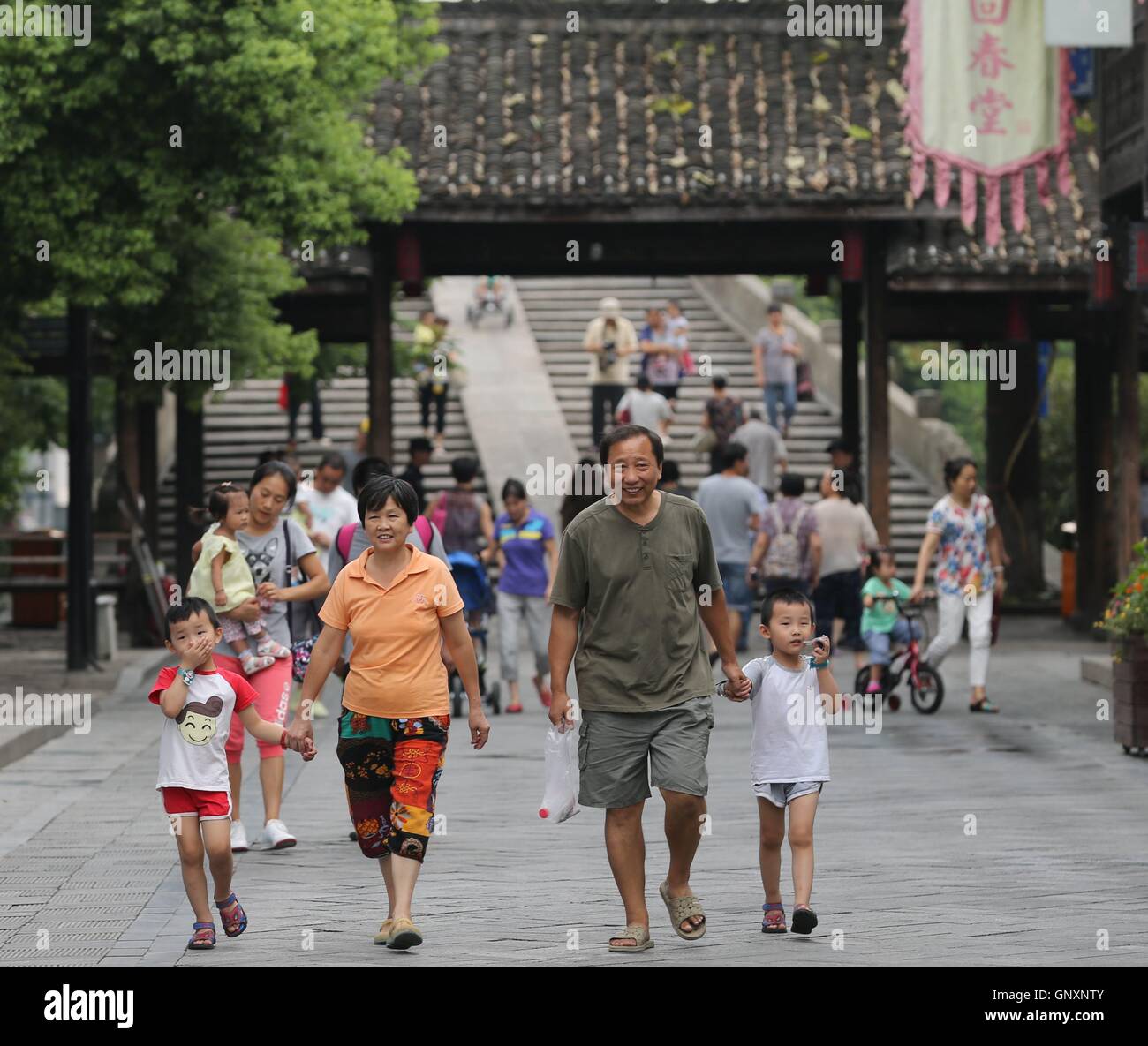 Hangzhou, Chine, Province de Zhejiang. Du 1er septembre 2016. Promenade autour de citoyens près du pont Gongchen à Hangzhou, capitale de la Chine de l'est la province du Zhejiang, le 1 septembre 2016. Le 11e Sommet du G20 se tiendra à Shanghai à partir du 4 sept. au 5. © Xing Guangli/Xinhua/Alamy Live News Banque D'Images