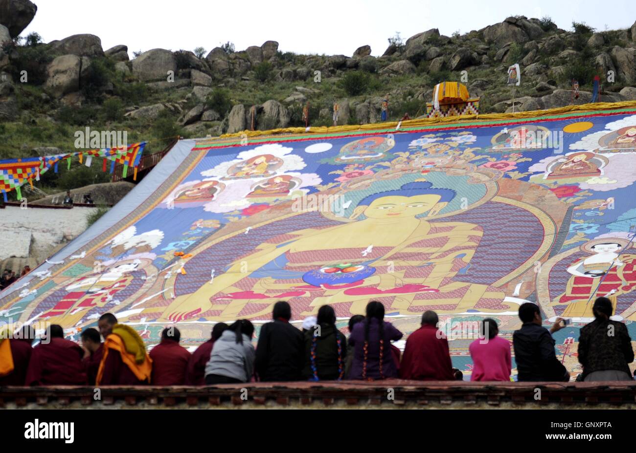 Lhasa, Chine, région autonome du Tibet. Du 1er septembre 2016. Un énorme bouddha Thangka portrait est exposé au monastère de Drepung à Lhassa, capitale du sud-ouest de la Chine, région autonome du Tibet, le 1 septembre 2016. Les Bouddhistes et les croyants se pressaient Lhassa pour le début de la traditionnelle Shoton Festival le jeudi. Le Festival Shoton, également connu sous le nom de Banquet Yaourt Festival, est une semaine de gala tenu depuis le 11e siècle. © Jigme Doje/Xinhua/Alamy Live News Banque D'Images