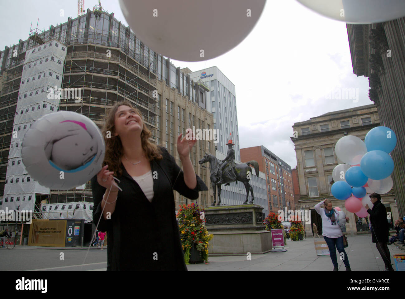 Glasgow, Écosse, Royaume-Uni 1er septembre 2016. Faire 'QUELQUE CHOSE DE SPÉCIAL' une campagne nationale de lancement de l'art pour l'artiste de renommée internationale Stuart Semple commandé par le partenariat de la fertilité. Glasgow's Royal Exchange Square est l'un des six sites d'un important projet d'art public. La campagne invite toutes les femmes à envisager comment il pourrait se sentir d'être infertiles, ou incapables de concevoir, et l'incroyable cadeau qu'ils pourraient donner. Credit : Gérard Ferry/Alamy Live News Banque D'Images
