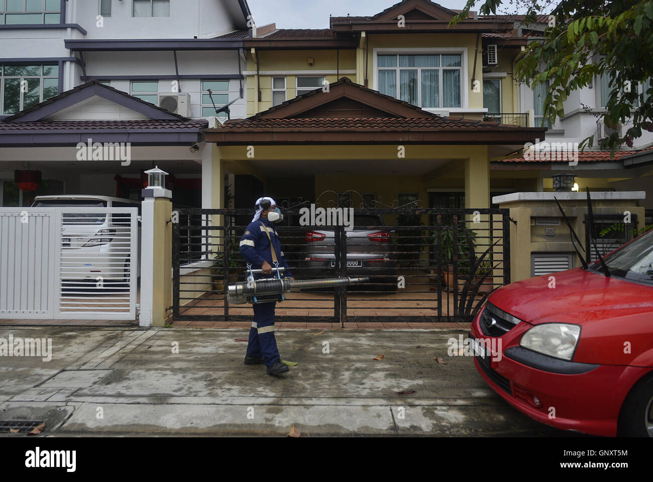 Klang, Selangor, Malaisie. Du 1er septembre 2016. Ministère de la santé de la Malaisie woker fumigates dans un domaine de l'habitation à Klang. Ministère de la santé de la Malaisie d'aujourd'hui annoncer qu'une femme de 58 ans résidant à Bandar Botanic, Klang, Selangor positive de la Zika virus, et était soupçonné d'avoir communiqué avec la maladie lors de la visite de Singapour : Crédit Kepy/ZUMA/Alamy Fil Live News Banque D'Images