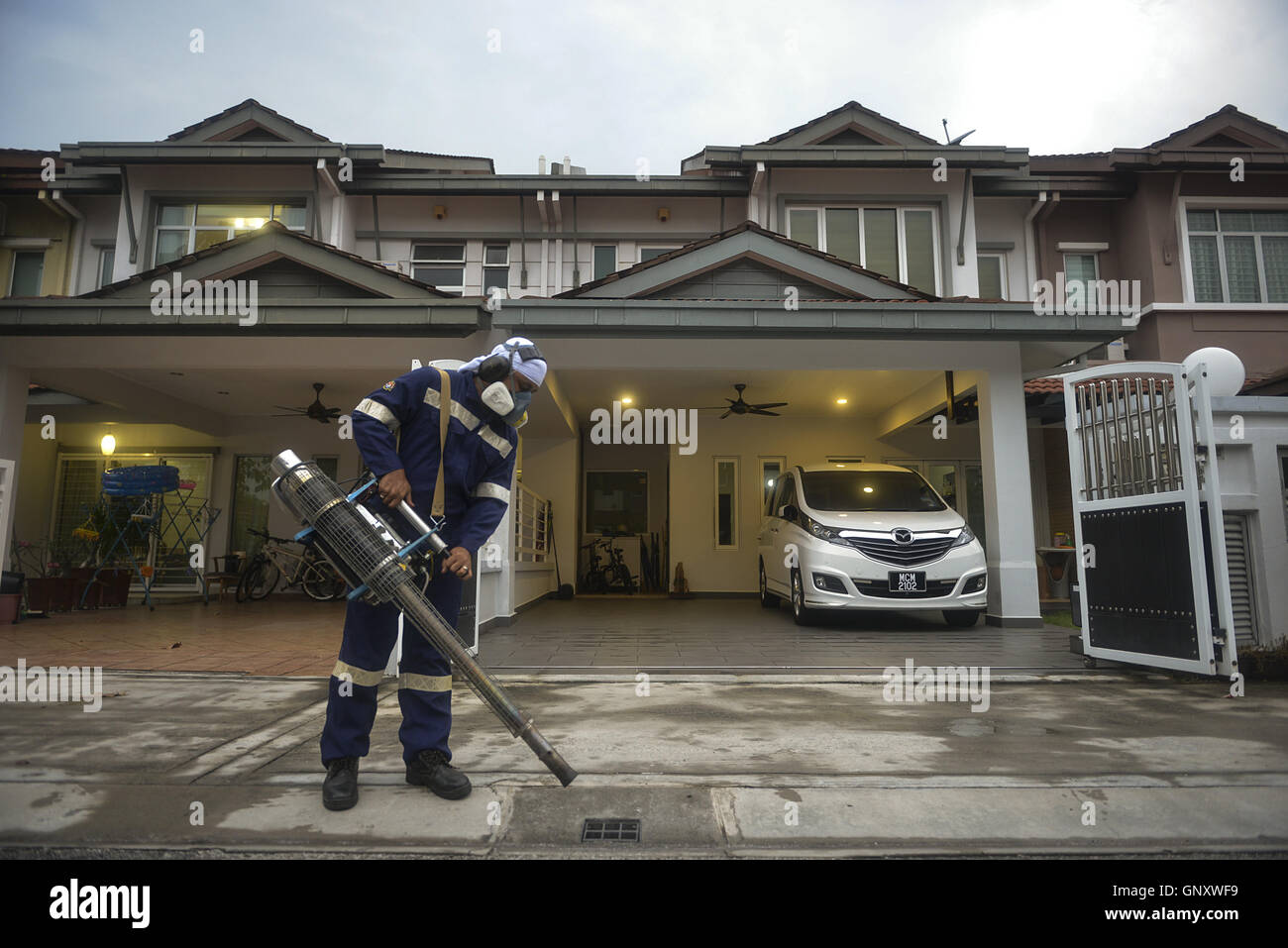 Klang, Selangor, Malaisie. Du 1er septembre 2016. Wokers de fumiger les logements locaux à Klang. Ministère de la santé de la Malaisie annoncer qu'une femme de 58 ans vivant à Chicago, ont été testés positifs pour l'infection par le virus Zika, et soupçonné d'avoir communiqué avec la maladie lors de la visite de Singapour. © Kepy/ZUMA/Alamy Fil Live News Banque D'Images