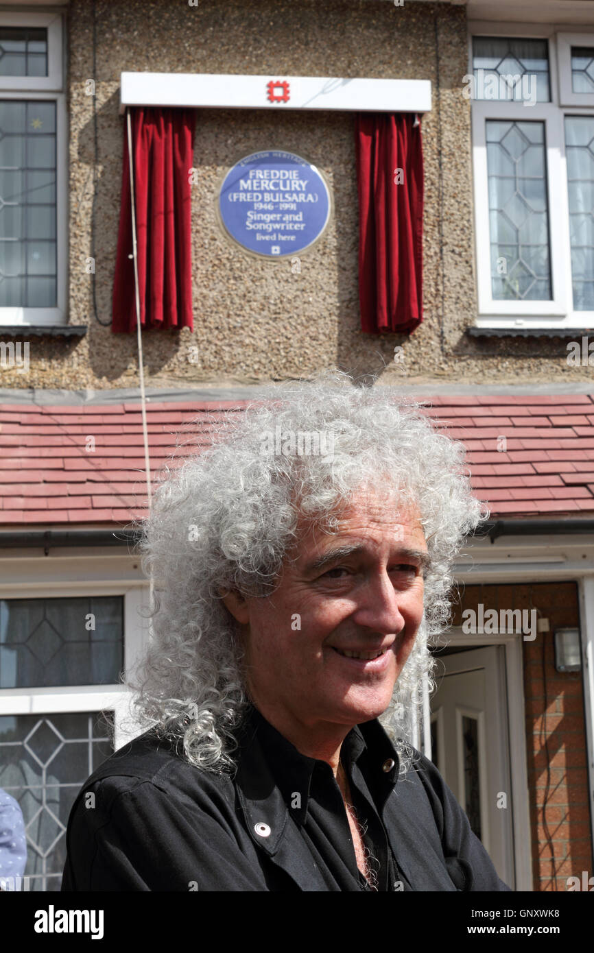 Feltham Londres Angleterre Royaume Uni 1er Septembre 16 Brian May De Queen A Devoile Un Groupe De Rock De L English Heritage Blue Plaque Pour L Ancien Chanteur Freddie Mercury Sur Ce Qu Aurait Ete Le Feltham Londres Angleterre Royaume Uni 1er Septembre 16 Brian May De Queen A Devoile Un Groupe De Rock De L English Heritage Blue Plaque Pour L Ancien Chanteur Freddie Mercury Sur Ce Qu Aurait Ete Le