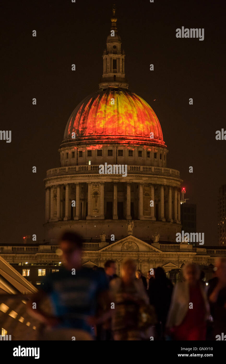 Londres, Royaume-Uni. 06Th Sep 2016. Ancienne partie de feux de forêt de Londres par l'artiste Martin Firrell, allume le sud et l'Est et d'autre de la coupole de la Cathédrale St Paul avec une projection fiery aux l'impact catastrophique du Grand Incendie de Londres sur la Cathédrale elle-même et la naissance de l'immeuble conçu par Christopher Wren. L'un des événements qui fait partie de la fête marquant le 350e anniversaire du Grand Incendie de Londres. Crédit : Guy Bell/Alamy Live News Banque D'Images