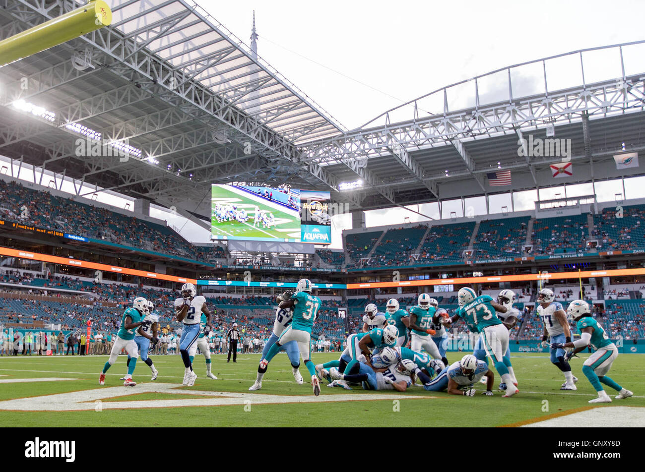 Miami Gardens, Florida, USA. Du 1er septembre 2016. Tennessee Titans tournant retour Derrick Henry (2) marque un touchdown au premier trimestre contre Dolphins de Miami au Hard Rock Stadium de Miami Gardens, Floride le 1 septembre 2016. Allen Eyestone/Le Palm Beach Post/ZUMA/Alamy Fil Live News Banque D'Images