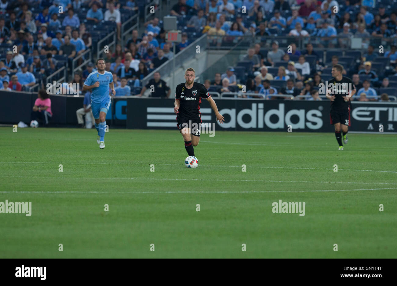 New York, États-Unis. 06Th Sep 2016. New York, NY USA - 1 septembre 2016 : Rob Vincent (26) de DC United contrôle ball au cours de MLS match contre Paris FC au stade des Yankees de New York City FC a gagné 3 - 2 Crédit : lev radin/Alamy Live News Banque D'Images