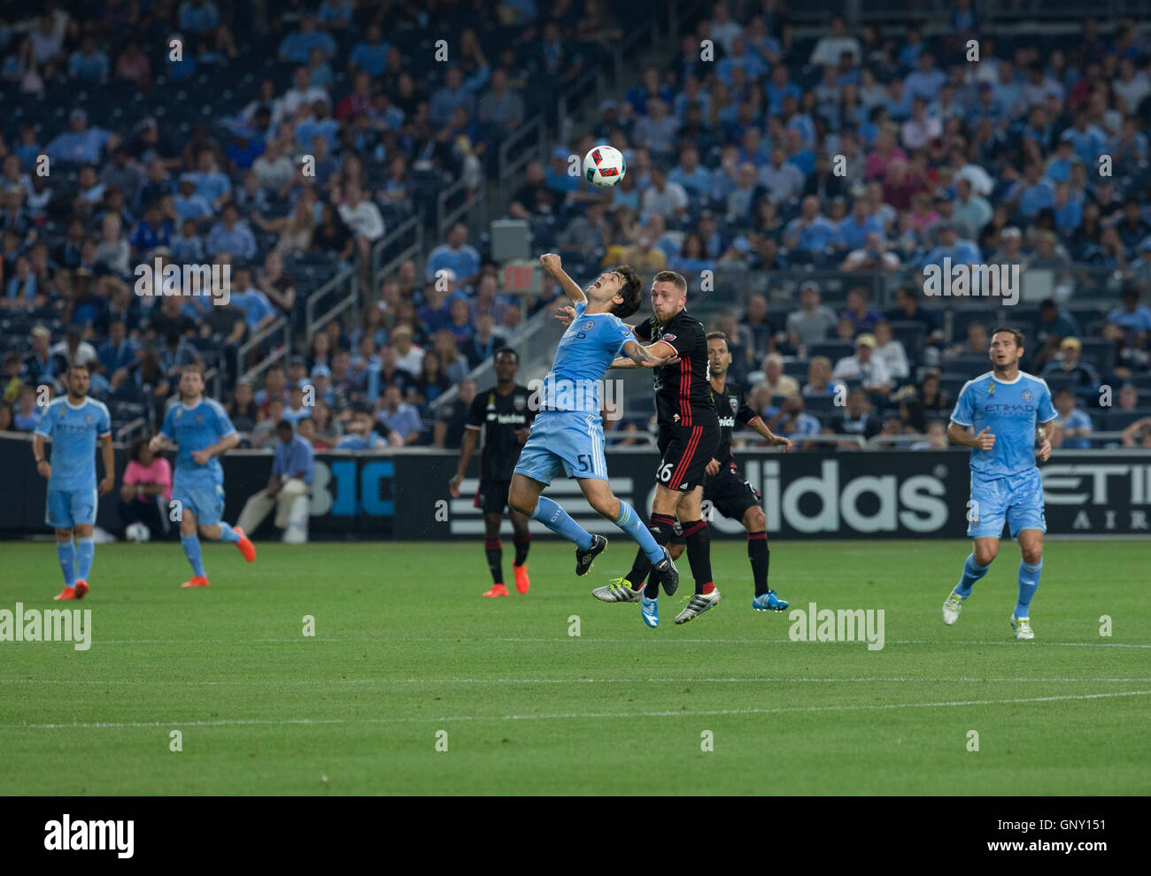 New York, États-Unis. 06Th Sep 2016. New York, NY USA - 1 septembre 2016 : Andoni Iraola (51) de Paris FC & Rob Vincent (26) de DC United lutte pour la balle durant le jeu au stade des Yankees MLS PARIS FC a gagné 3 - 2 Crédit : lev radin/Alamy Live News Banque D'Images