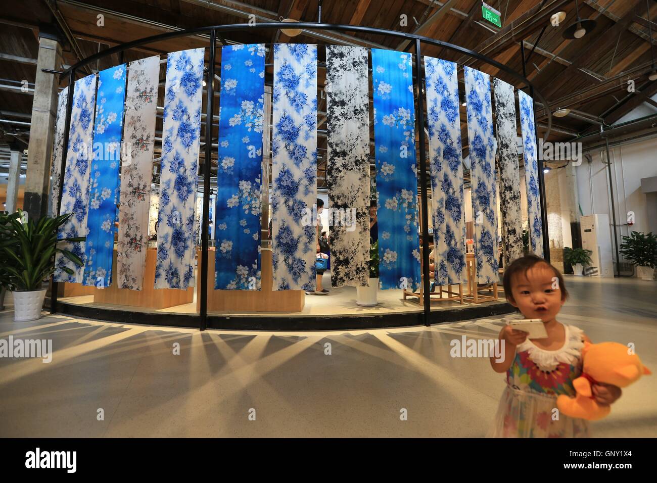 Hangzhou, Chine, Province de Zhejiang. Du 1er septembre 2016. Un enfant qui visite un hall d'exposition de l'artisanat traditionnel dans le bloc historique Qiaoxi près du pont Gongchen à Hangzhou, capitale de la Chine de l'est la province du Zhejiang, le 1 septembre 2016. L'artisanat traditionnel et d'un patrimoine culturel immatériel local a été démontré qu'il existe. © Xing Guangli/Xinhua/Alamy Live News Banque D'Images