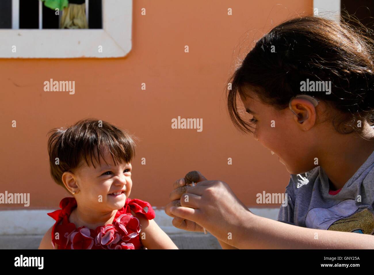 Damas, Syrie. Du 1er septembre 2016. Les filles jouent dans le camp de réfugiés d'Harjelah dans la banlieue de Damas, en Syrie, le 1 septembre 2016. La guerre civile en Syrie est dans sa sixième année, depuis 2011, avec des enfants dans le pays continue de subir les conséquences du conflit. Crédit : Yang Zhen/Xinhua/Alamy Live News Banque D'Images