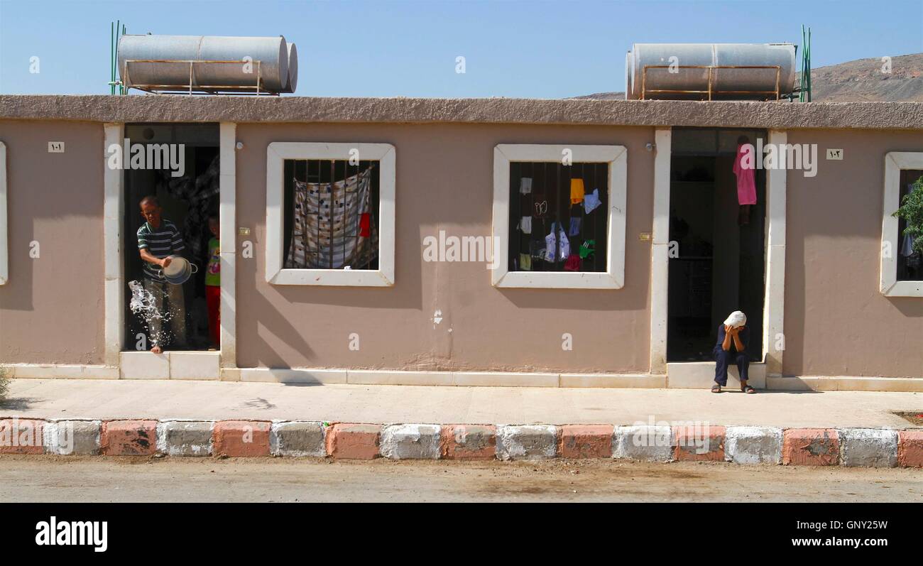 Damas, Syrie. Du 1er septembre 2016. Un garçon est assis à la porte dans le camp de réfugiés d'Harjelah dans la banlieue de Damas, en Syrie, le 1 septembre 2016. La guerre civile en Syrie est dans sa sixième année, depuis 2011, avec des enfants dans le pays continue de subir les conséquences du conflit. Crédit : Yang Zhen/Xinhua/Alamy Live News Banque D'Images