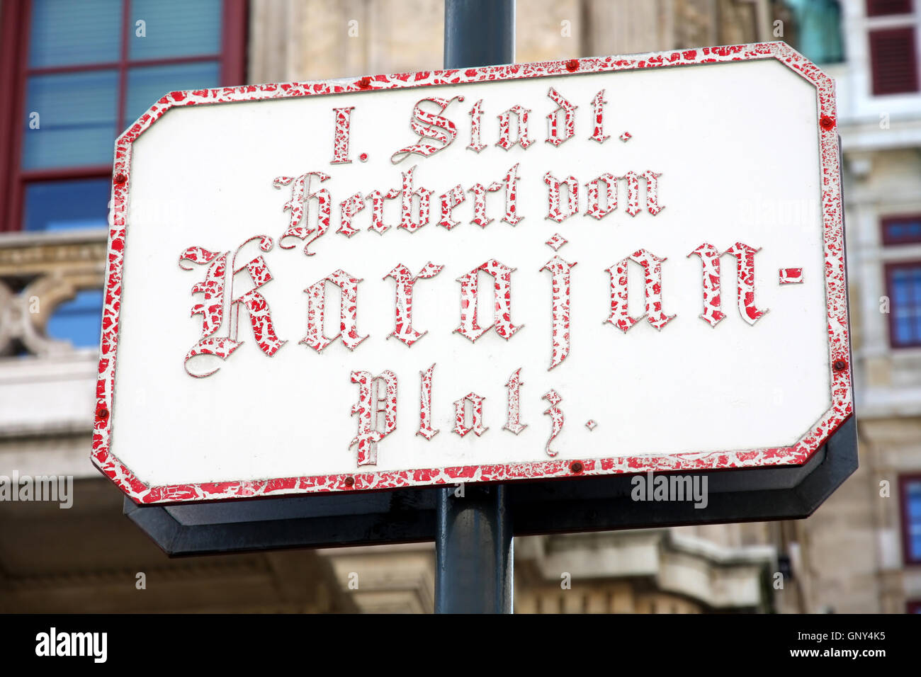 Plaque de rue à Vienne célèbre Herbert von Karajan Platz à Vienne Banque D'Images