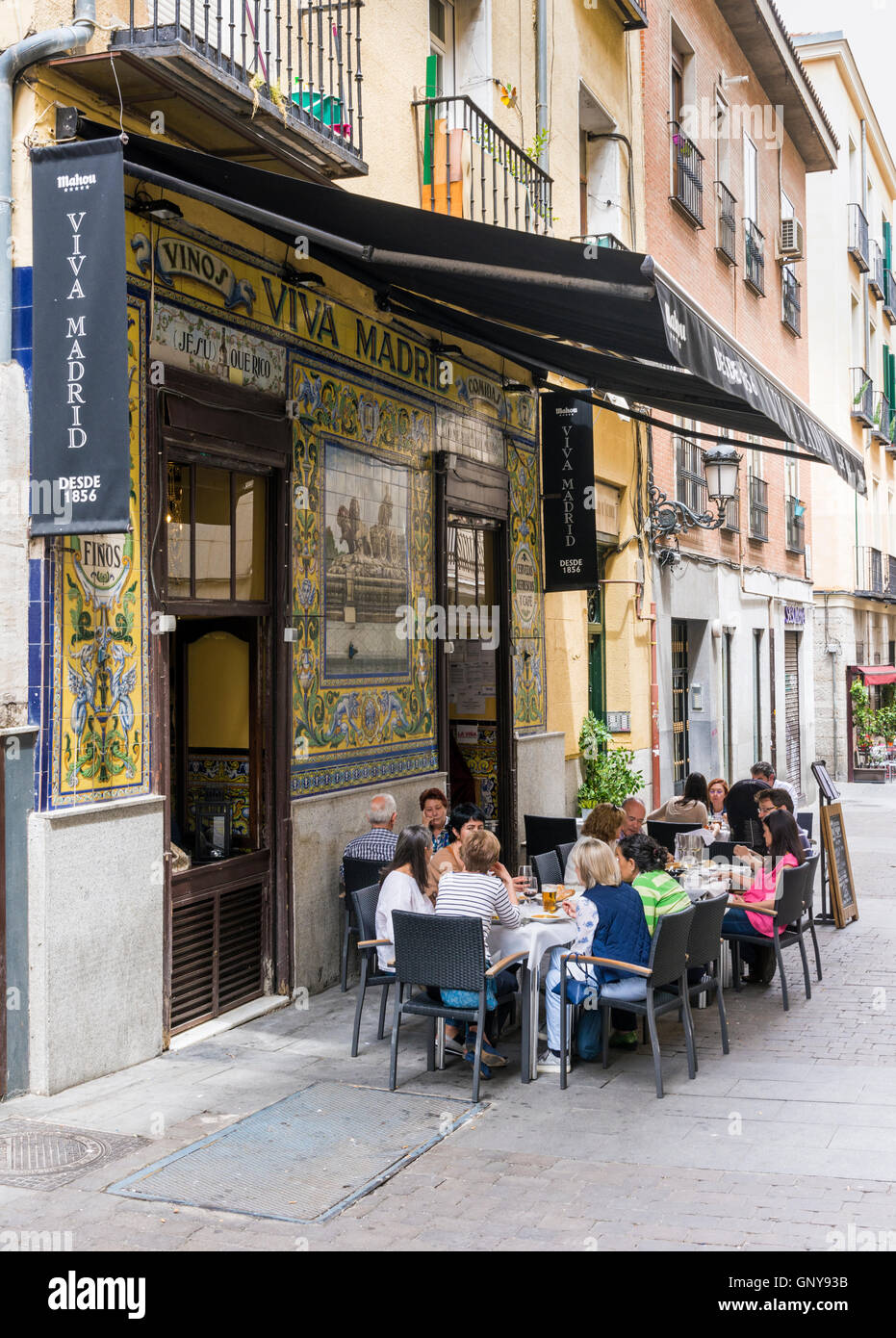 Personnes assises à l'extérieur de l'historique Viva Madrid restaurant dans le quartier de Huertas, Madrid, Espagne Banque D'Images