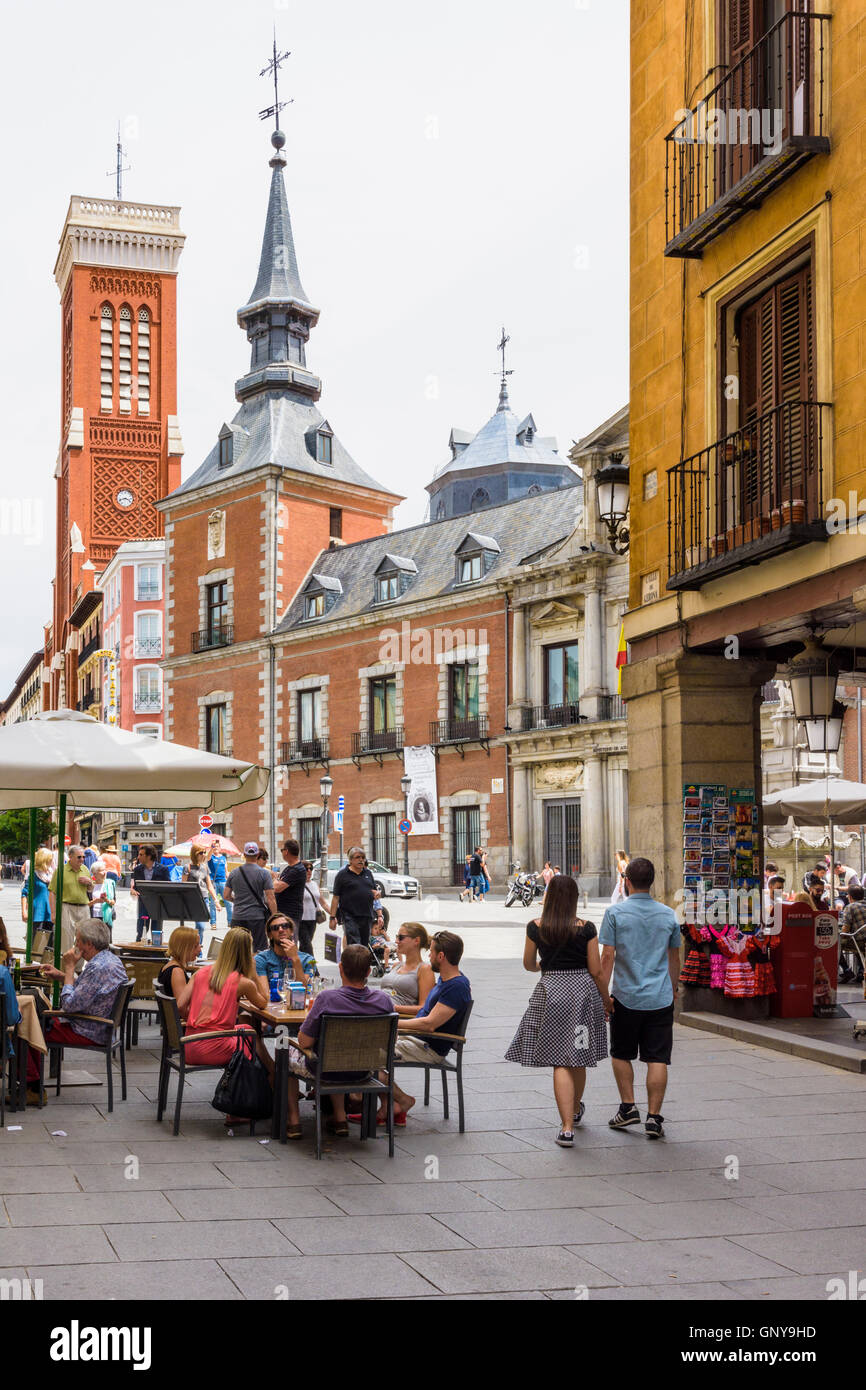 Le Baroque Palacio de Santa Cruz et de la tour de l'église de la Santa Cruz donnant sur la rue de Madrid, Espagne Banque D'Images