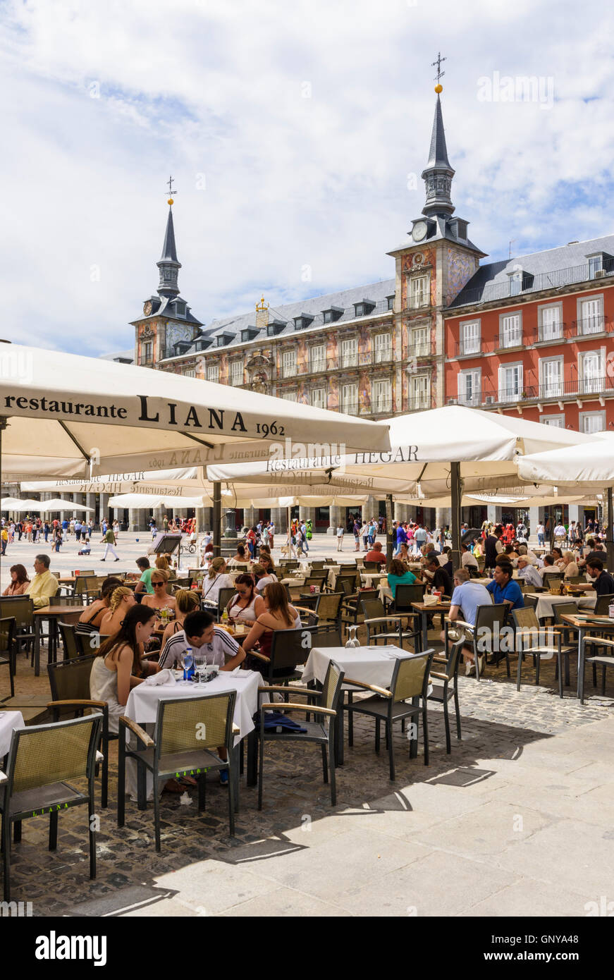 Plaza Mayor de cafés, Madrid, Espagne Banque D'Images