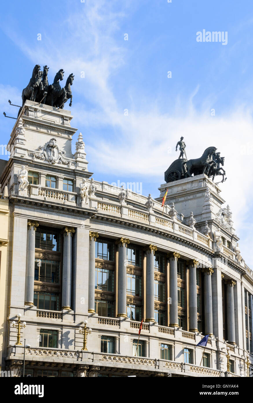 Quatre chars cheval sculpture sur haut de la BBVA Building à Madrid, Espagne Banque D'Images