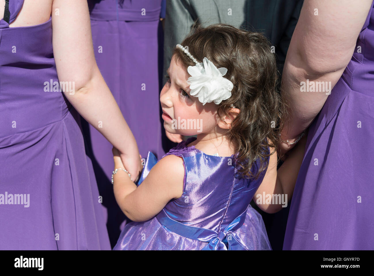 Jeune demoiselle au mariage, Staines-upon-Thames, Surrey, Angleterre, Royaume-Uni Banque D'Images