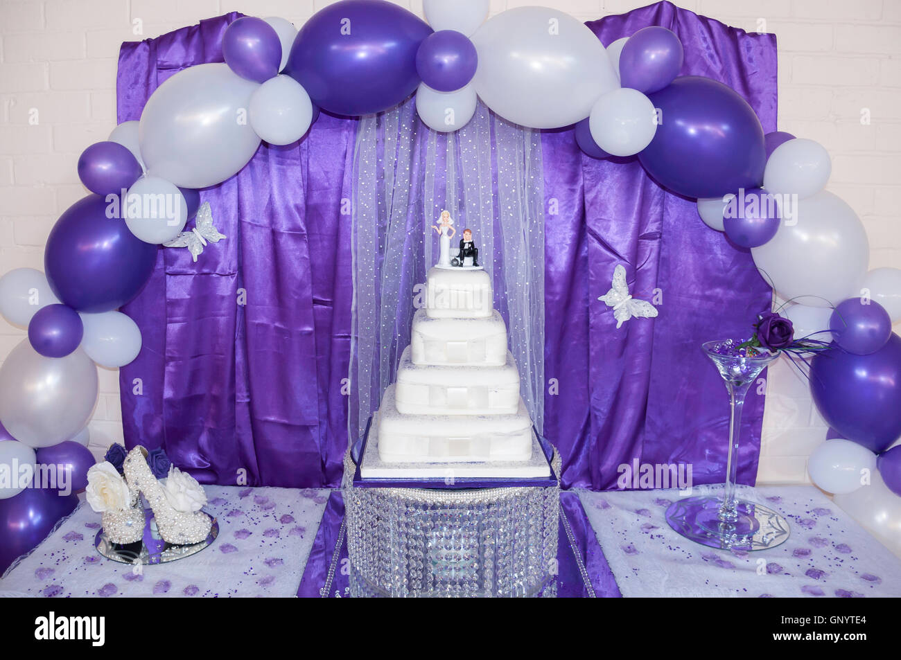 Gâteau de mariage affichage à réception de mariage, Staines-upon-Thames, Surrey, Angleterre, Royaume-Uni Banque D'Images