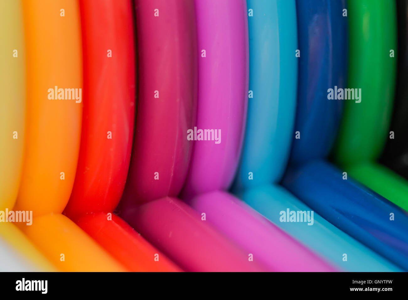 Cintres colorés isolé créant un contexte intéressant Banque D'Images