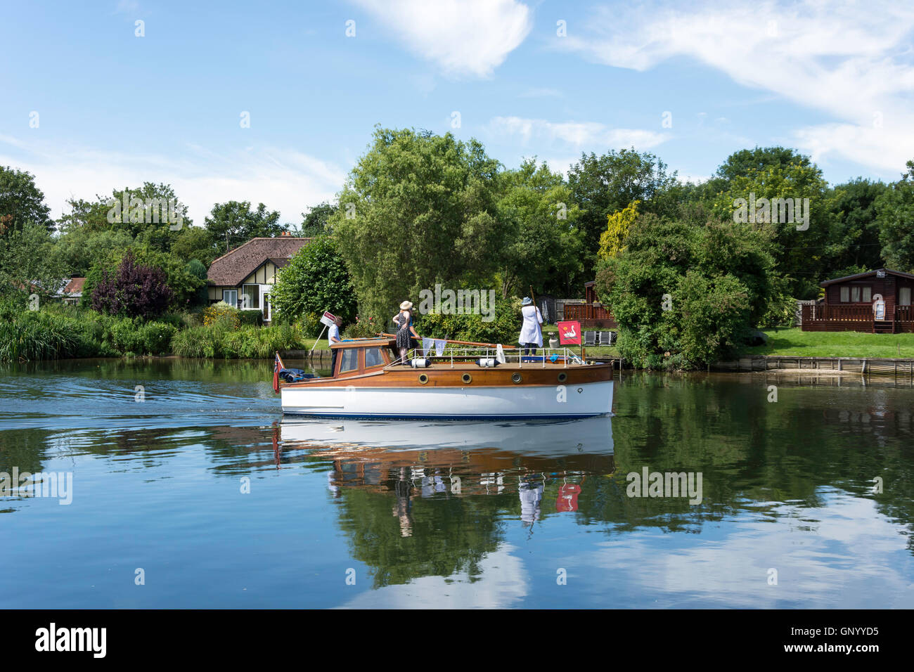 Swan Augmenter bateau sur la rivière Thames, à Laleham Lalham, atteindre, Surrey, Angleterre, Royaume-Uni Banque D'Images