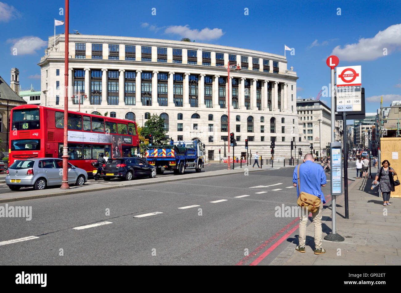 Londres, Angleterre, Royaume-Uni. Unilever House (1933 : Art Déco néoclassique) à 100, Victoria Embankment. Arrêt de Bus Banque D'Images