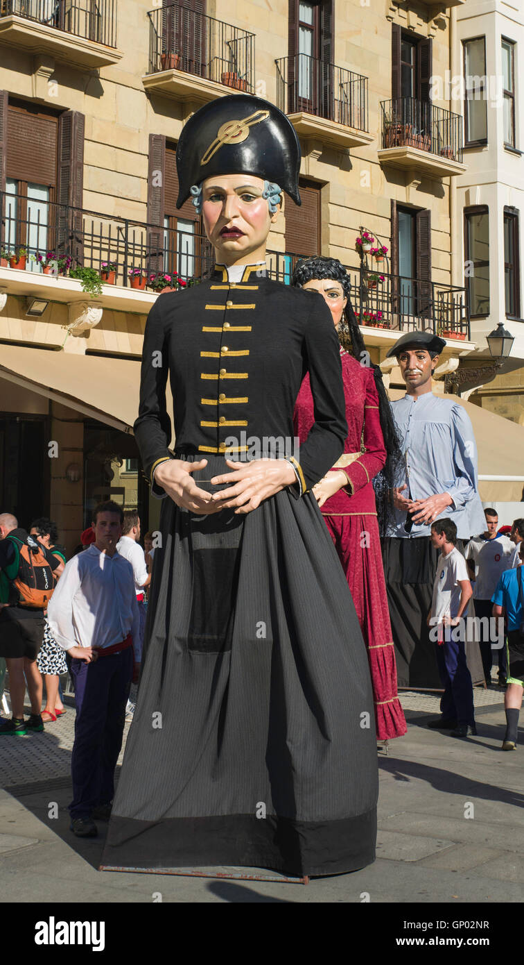 Défilé de Gigantes y Cabezudos géants et de Grosses Têtes à San Sebastian Semana Grande foire annuelle du Pays Basque Espagne Banque D'Images