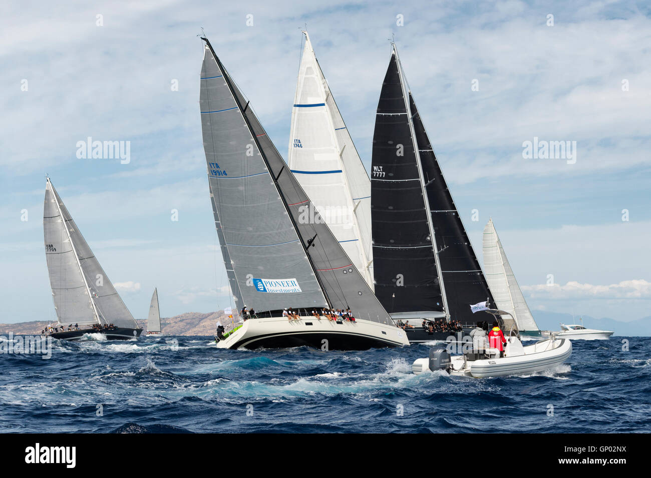 PORTO CERVO - 8 septembre : les équipes en compétition sur Maxi Yacht Rolex Cup sail boat race en Sardaigne, le 8 septembre 2015 à Porto Cerv Banque D'Images PORTO CERVO - 8 septembre : les équipes en compétition sur Maxi Yacht Rolex Cup sail boat race en Sardaigne, le 8 septembre 2015 à Porto Cerv Banque D'Images