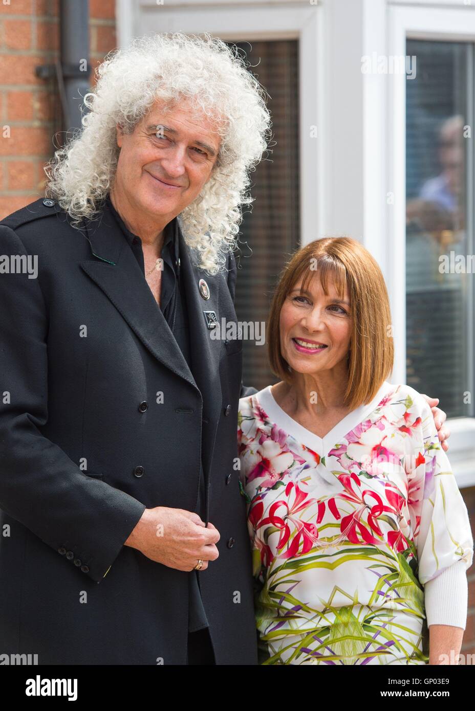 Qui A Herite De Freddy Mercury Reine le guitariste Brian May avec Kashmira Cooke, la sœur de Freddie  Mercury, à l'occasion du dévoilement d'une plaque bleue d'English Heritage,  le chanteur du groupe la bande à son ancien domicile