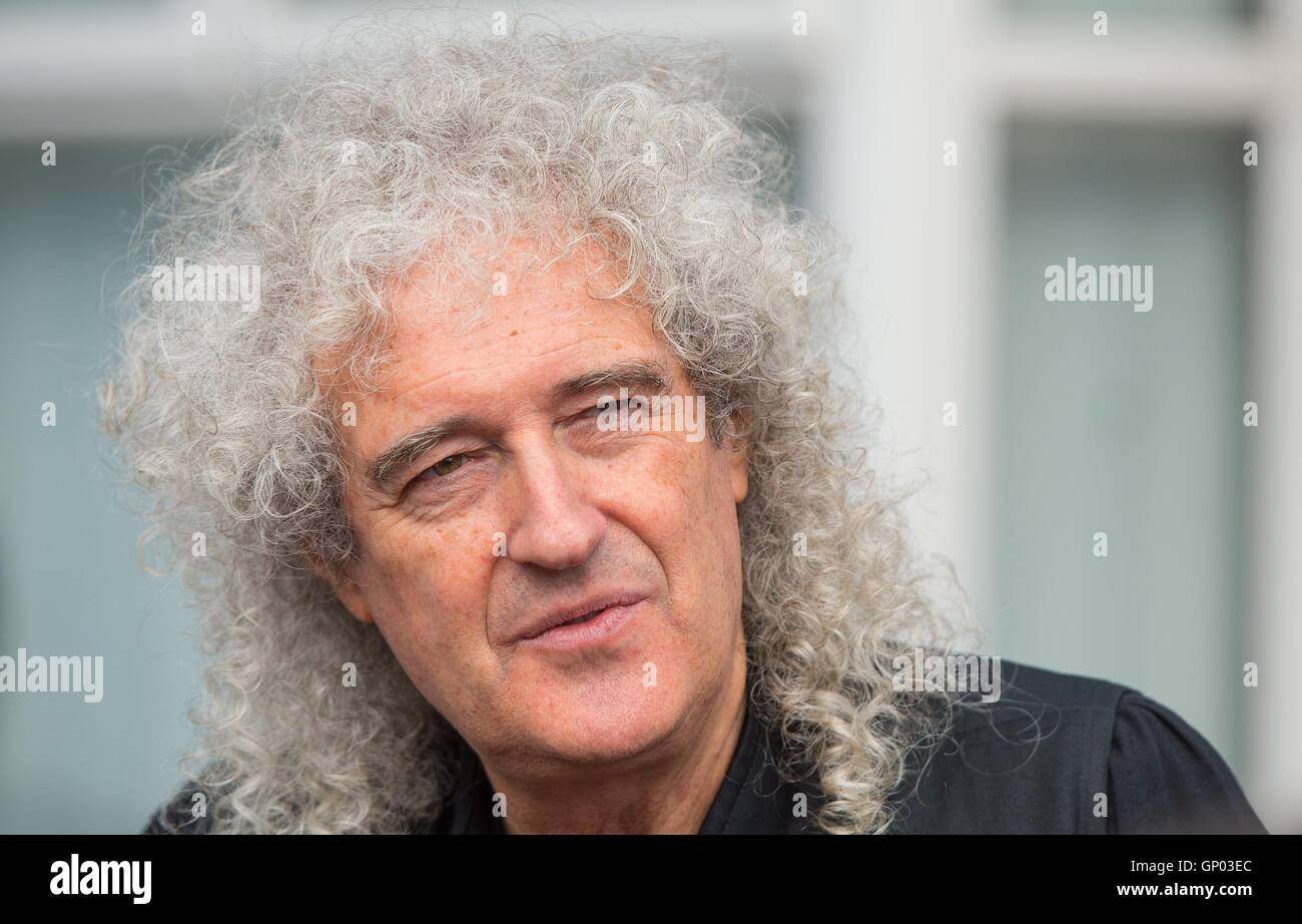 Qui A Herite De Freddy Mercury Le guitariste Brian May Queen à l'occasion du dévoilement d'une plaque  bleue English Heritage à la bande, le chanteur Freddie Mercury, à son  ancien domicile à 22 l'avenue Gladstone à Feltham, à