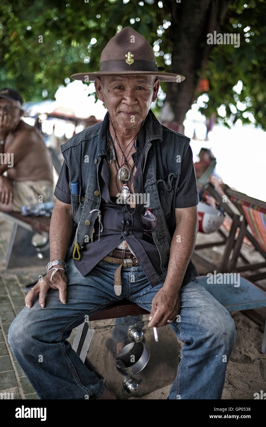 Homme senior thaïlandais portant un chapeau Scout pour Garçon. Thaïlande S. E. Asie Banque D'Images