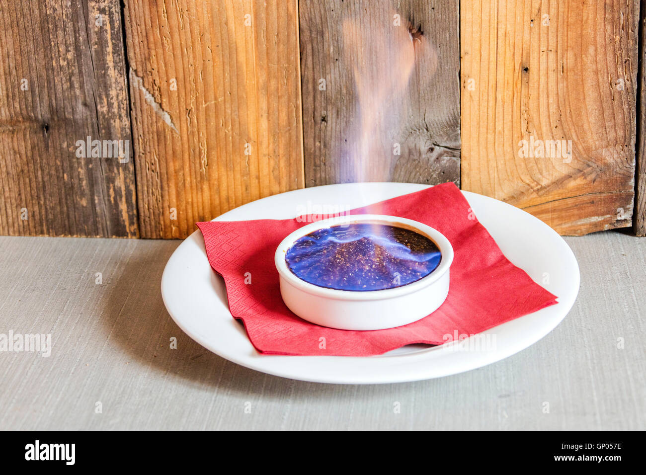 Un dessert typiquement italien flambe avec croûte caramélisée et biscuits Amaretti Banque D'Images