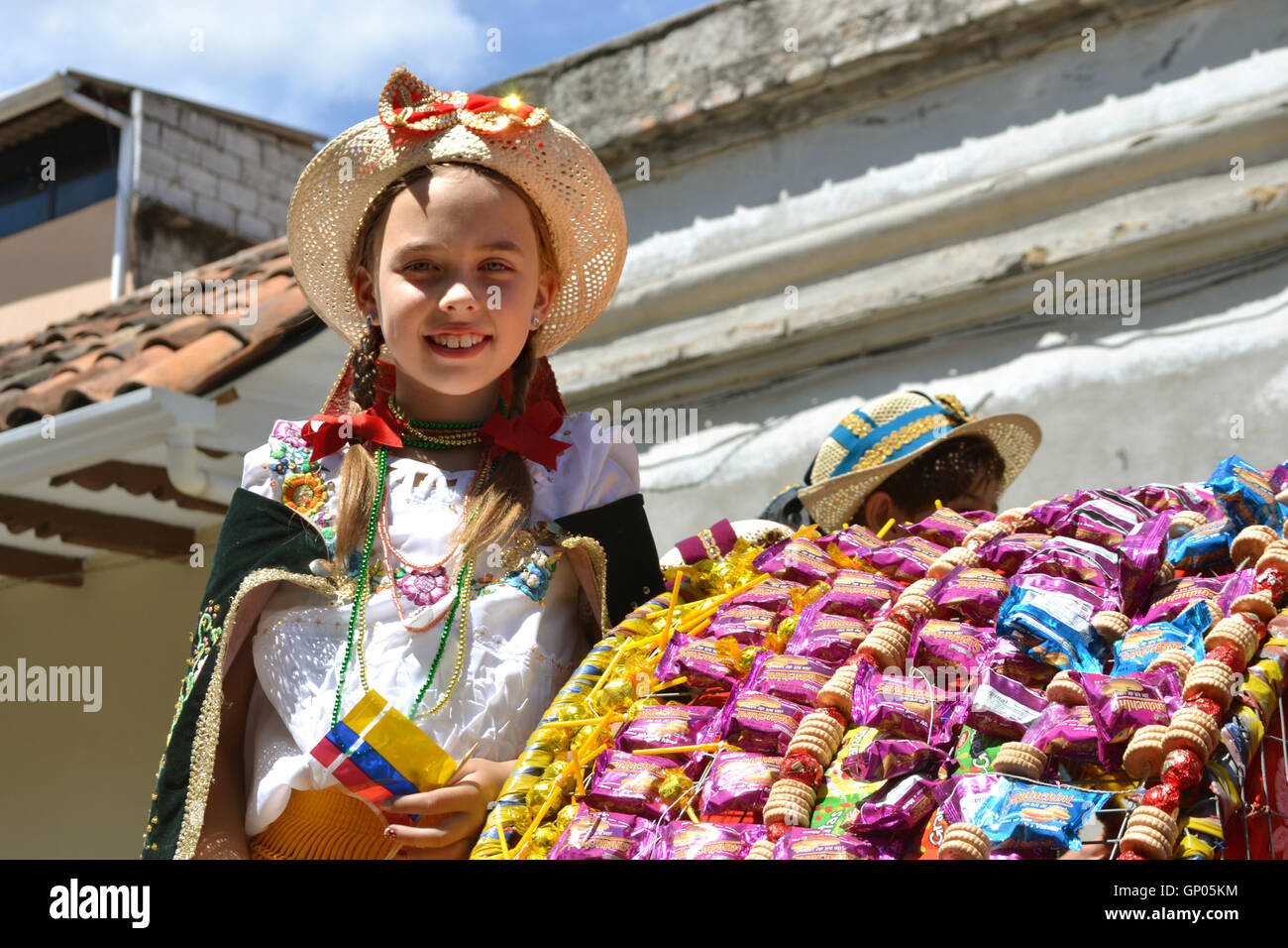 Fille blonde avec costume cholita sur un parti catholique traditionnel appelé 'Pase del niño" Banque D'Images