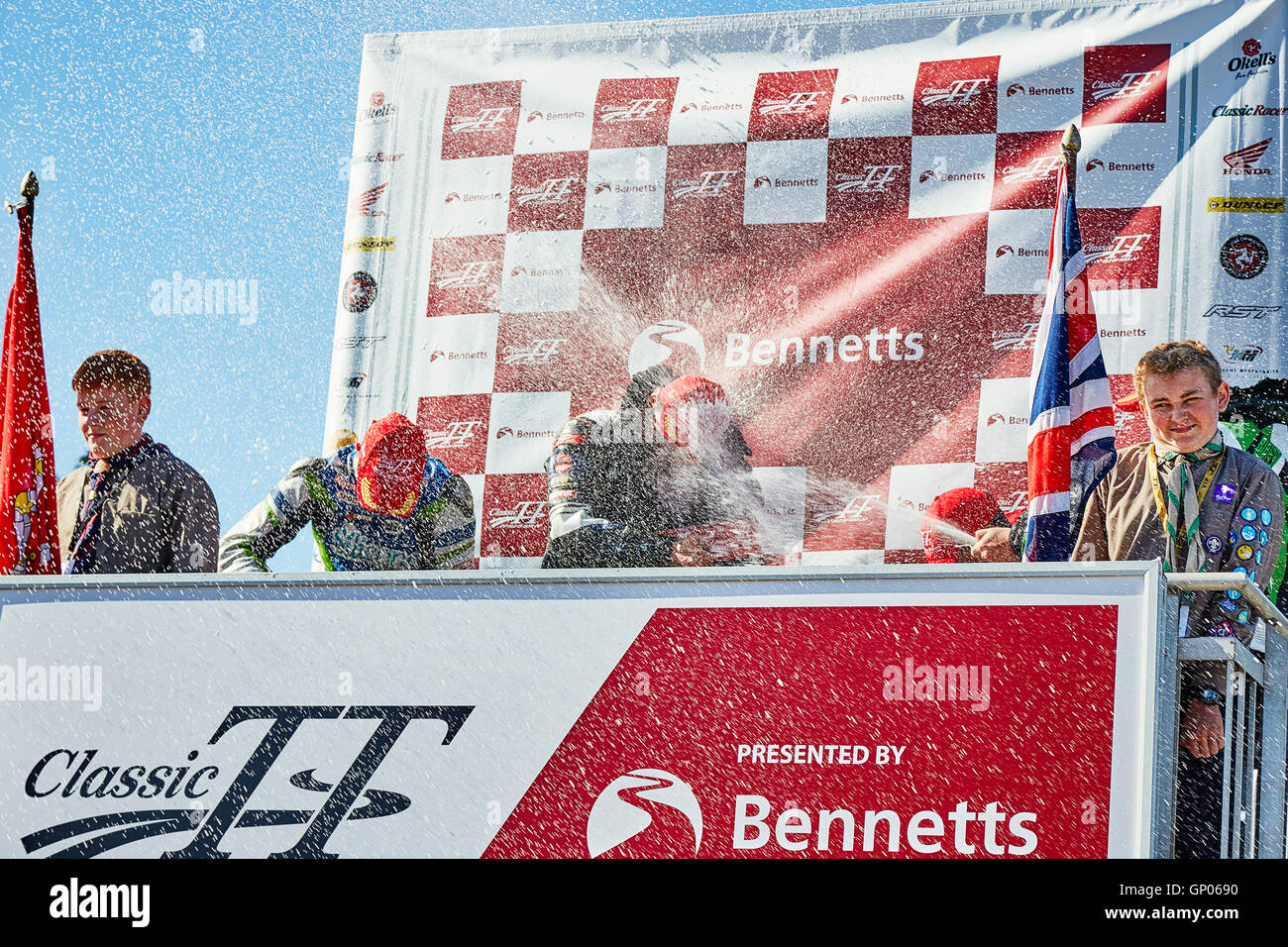 Michael Dunlop gagnant, Dean Harrison deuxième, troisième, Jamie Hillier dans le TT Classic superbike course. Banque D'Images