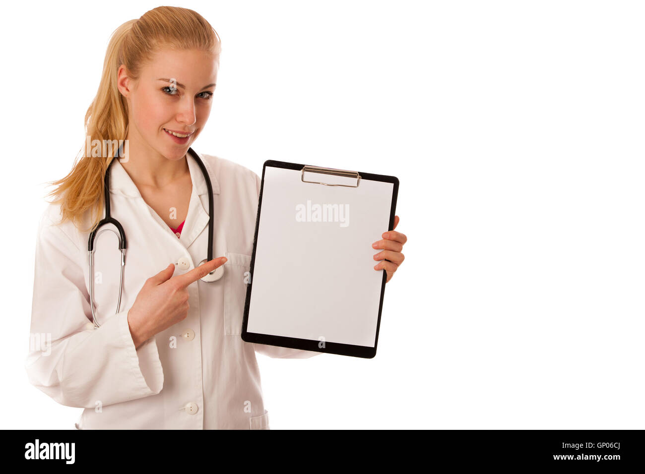 Femme médecin avec stéthoscope autour du cou montrant le presse-papiers avec espace pour noter ou faire de la publicité. Banque D'Images