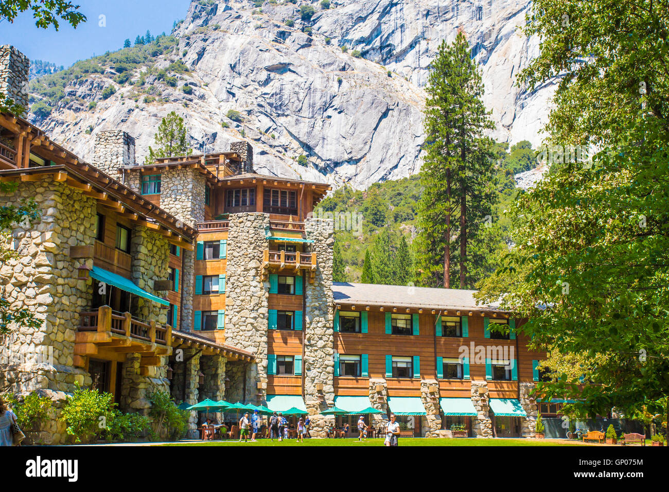 YOSEMITE NATIONAL PARK, Californie - 3 août, 2016 : voir l'historique de l'hôtel Yosemite majestueux, anciennement connu sous le nom de Ahwahnee Hotel à Yosem Banque D'Images