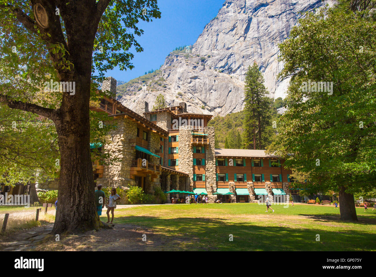 YOSEMITE NATIONAL PARK, Californie - 3 août, 2016 : voir l'historique de l'hôtel Yosemite majestueux, anciennement connu sous le nom de Ahwahnee Hotel à Yosem Banque D'Images
