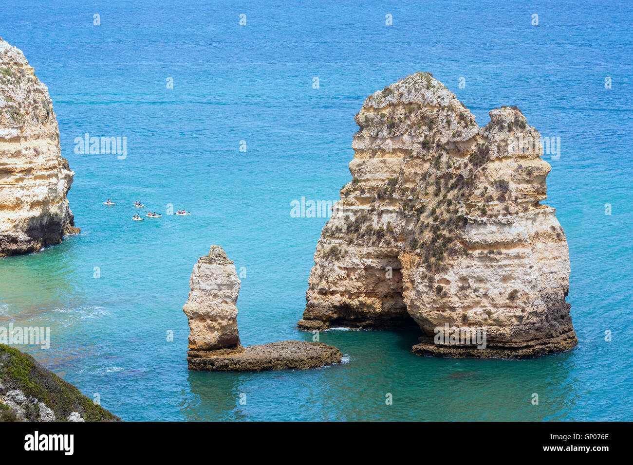 Ponta da Piedade (groupe de rock formations le long des côtes de la ville de Lagos, Algarve, Portugal). Les gens sont méconnaissables. Banque D'Images