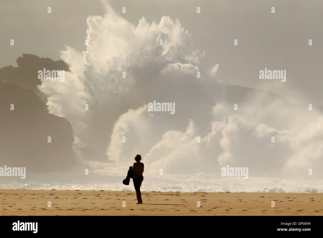 Le plus grand surfer des vagues dans le monde au Portugal Nazare, Praia do Norte, popularisée par Garrett MacNamara Banque D'Images