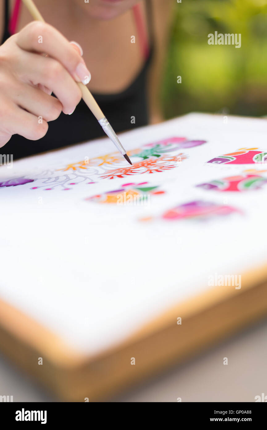 Processus : Batik femme artiste peint sur toile, Batik de décisions. La peinture de l'artiste créatures sous-marines sur un tissu batik. F sélective Banque D'Images