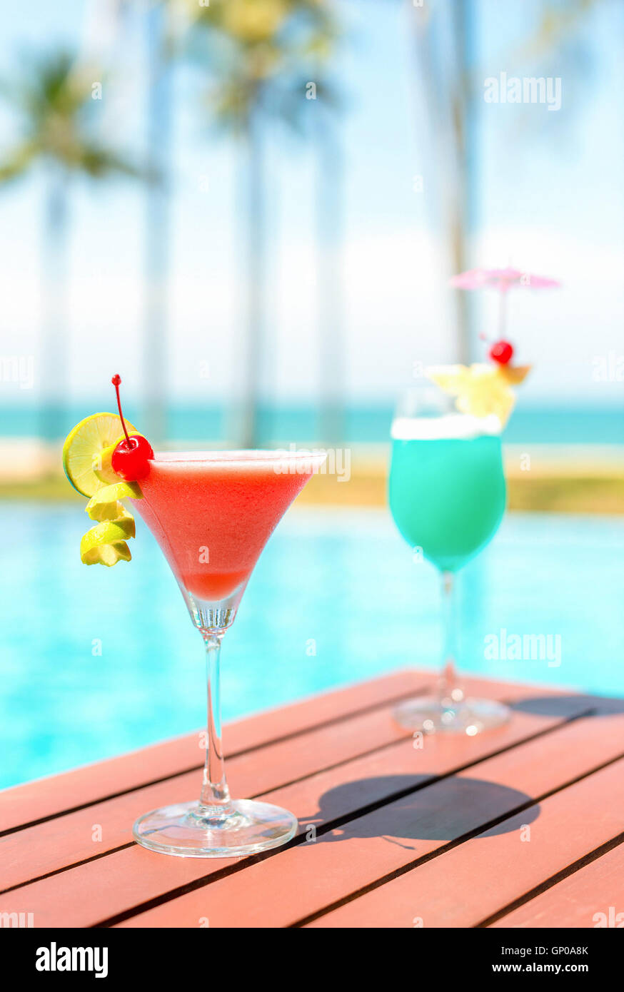 Verres à Cocktail à l'extérieure, côté plage. Banque D'Images