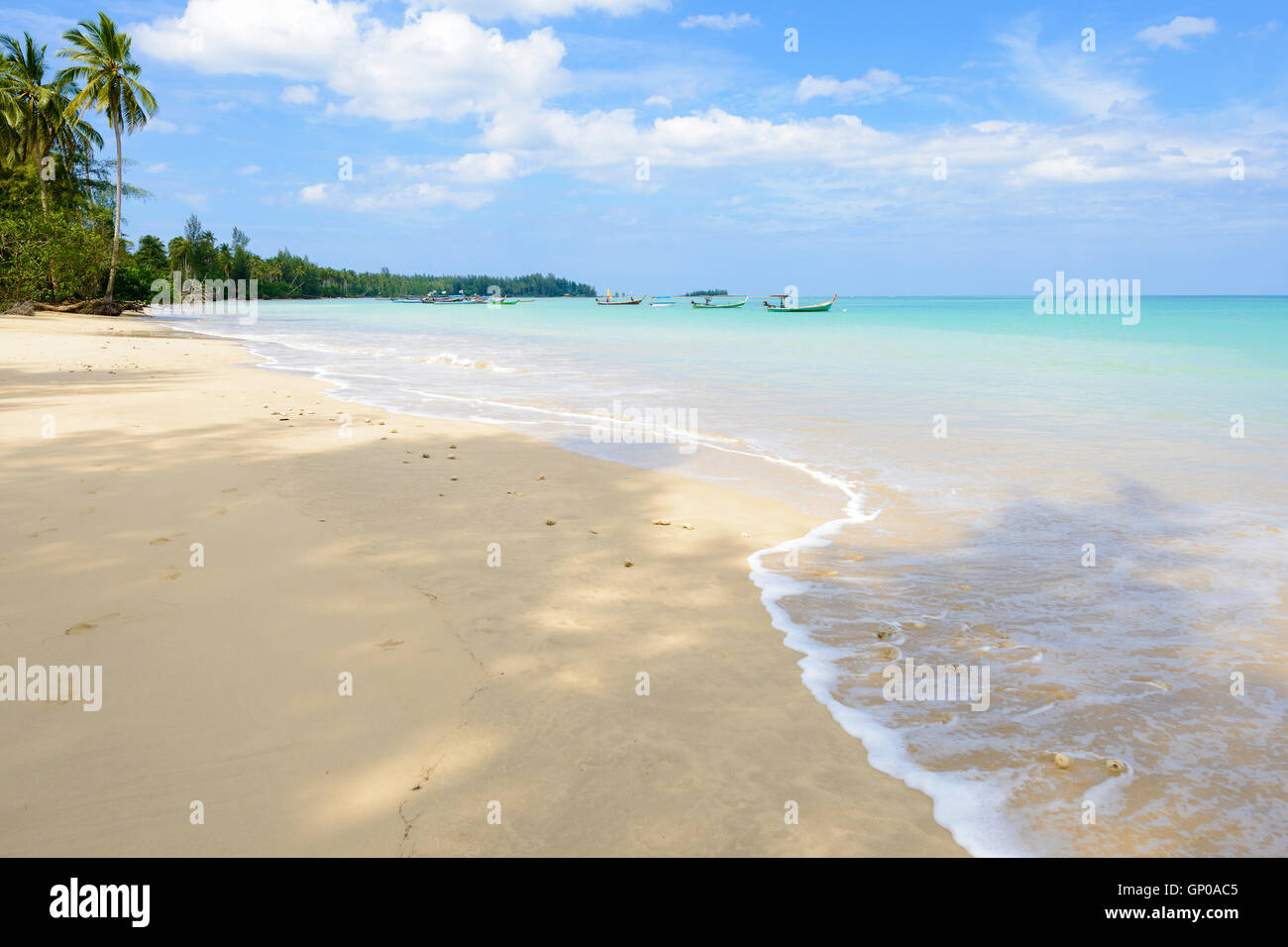 Tropical Beach en Thaïlande, bateau de pêche. Banque D'Images