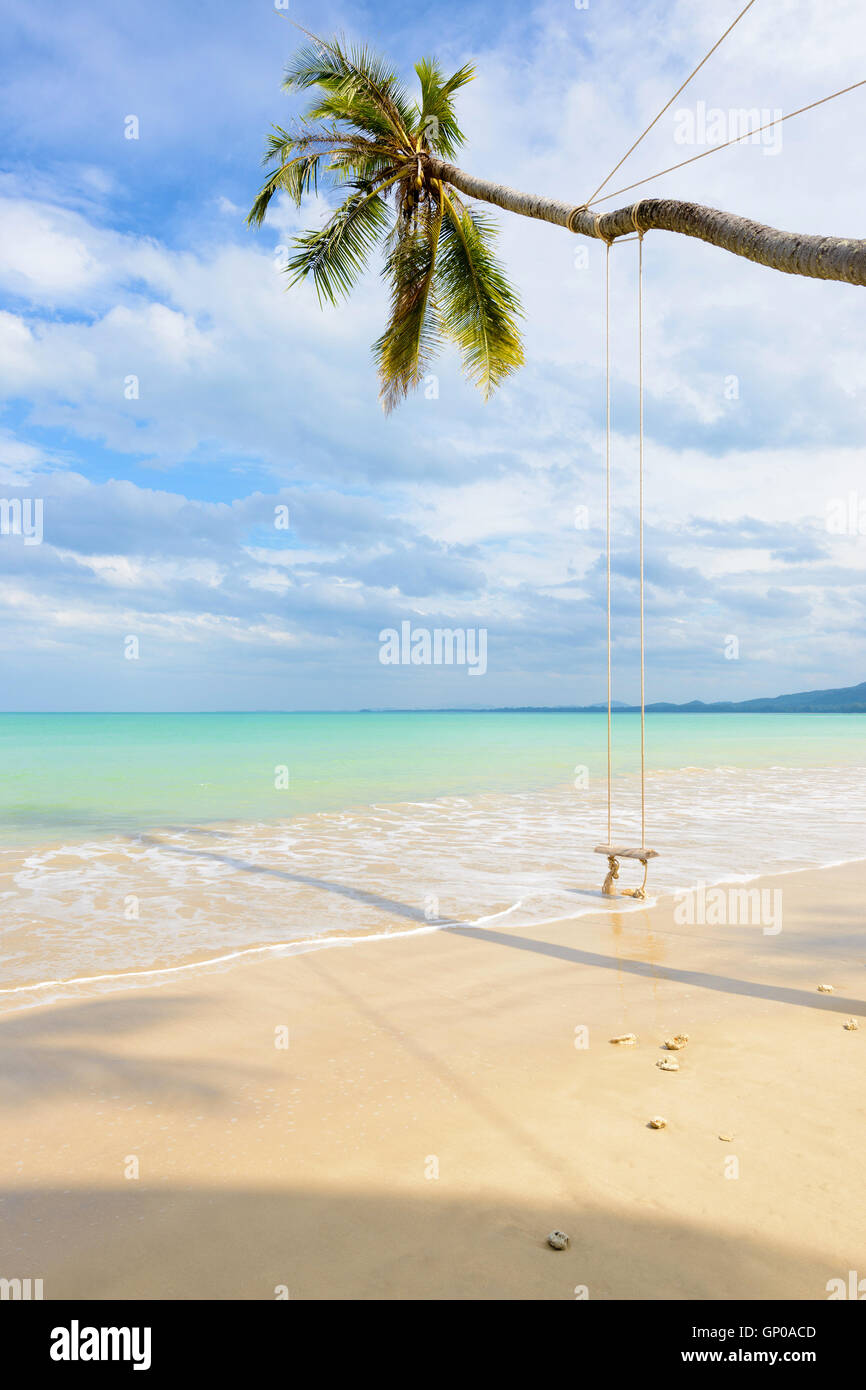 Tropical Beach en Thaïlande, Palm et swing. Banque D'Images