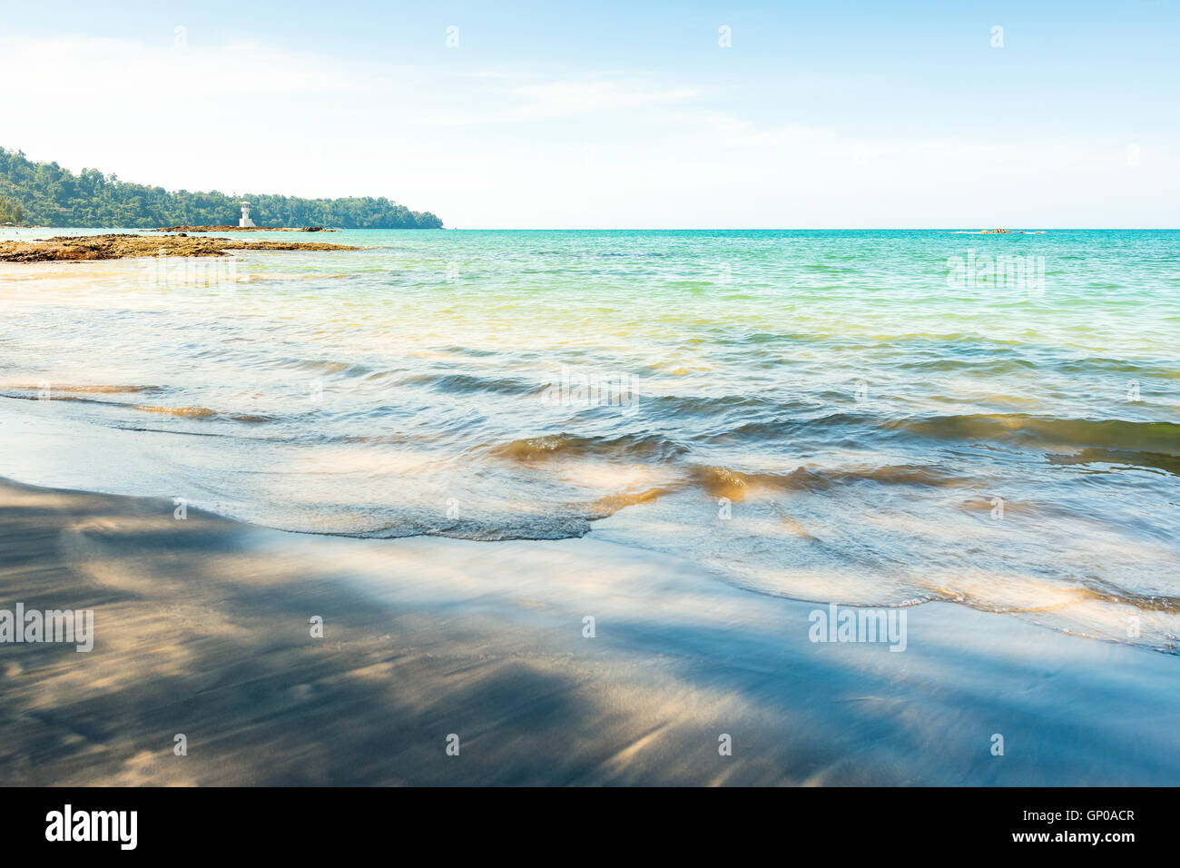 Seascape, la plage, la mer et le phare de la plage. Banque D'Images