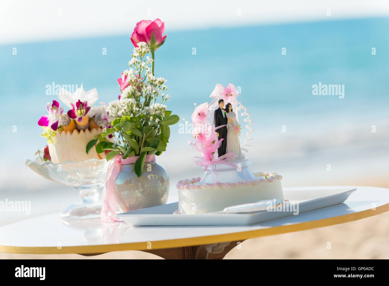 Réglage de la table de mariage, wedding cake with doll mercredi 28 mai 2014, rose roses dans un vase, l'assaisonnement des fruits. Banque D'Images